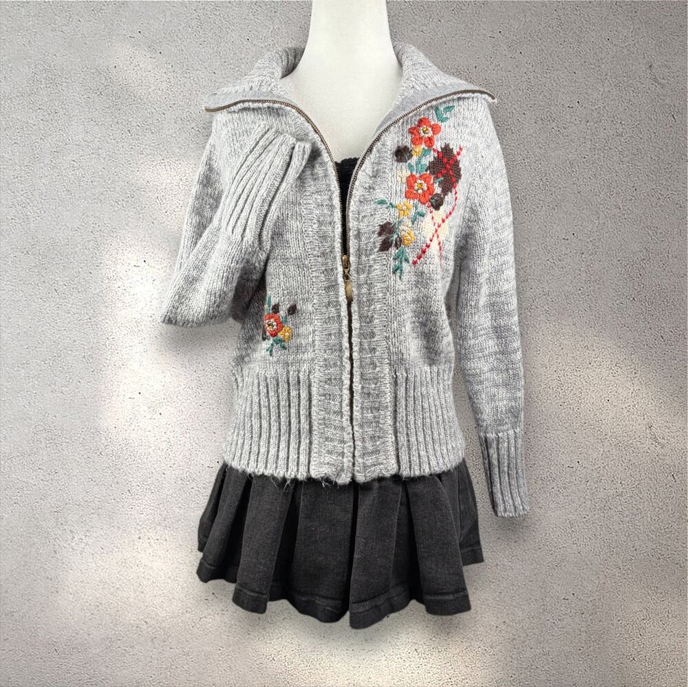 Grannycore Embroidered Knit Cardigan Women's S Gray Autumn Full Zip Cottagecore